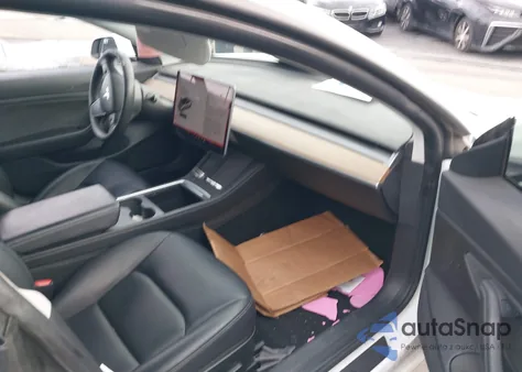 2021 Tesla Model 3 Standard Range Plus Rear-Wheel Drive z USA, uszkodzony, nr VIN 5YJ3E1EA1MF872202